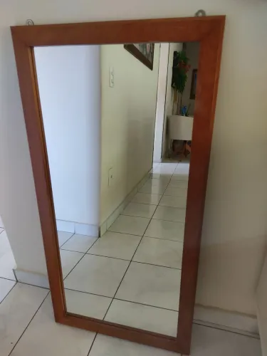 Espelho com moldura de madeira, medindo 55 cm x 106 cm
