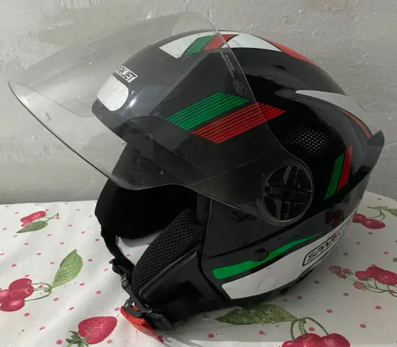 Capacete semi novo