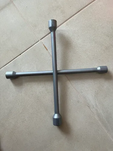 Chave de roda em cruz 