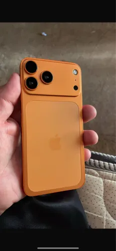 iPhone XS na carcaça do 17 pro Max 