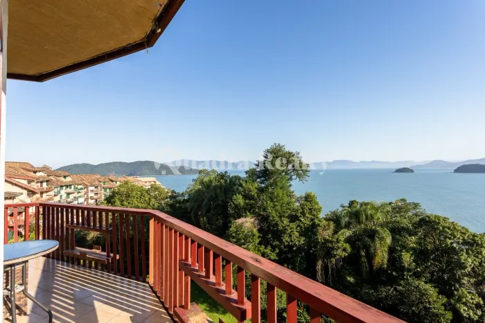 Apartamento com varanda e vista para o mar