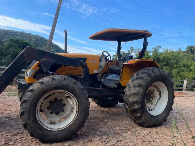 Trator Valtra ano 2016 modelo a750 traçado com lâmina