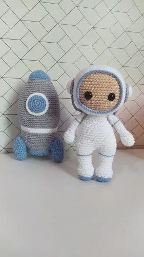 Astronauta e Seu Foguete Amigurumi / Crochê