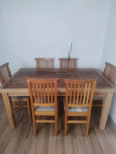 Mesa de madeira de demolição com 6 cadeiras