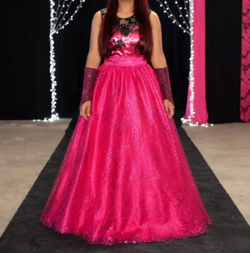 Vestido de Festa Rosa, Saia Rodada com brilho e Luvas.