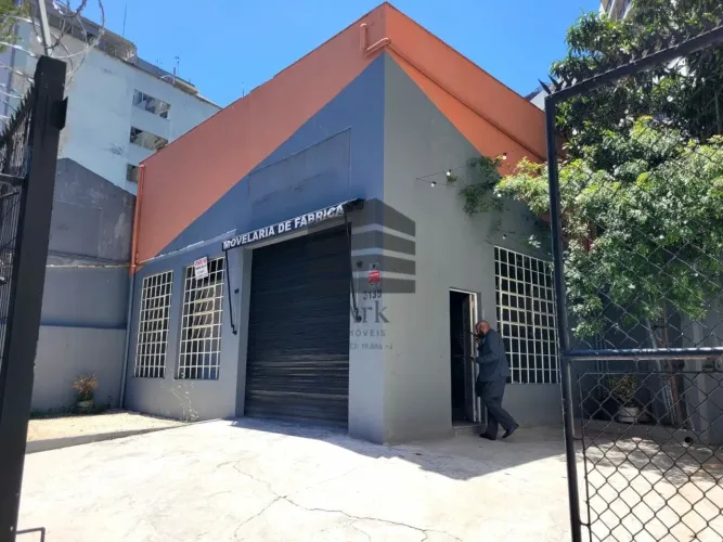 Imóvel comercial com 15 metros de frente para avenida e a 02 quadras do Metrô Vila Mariana