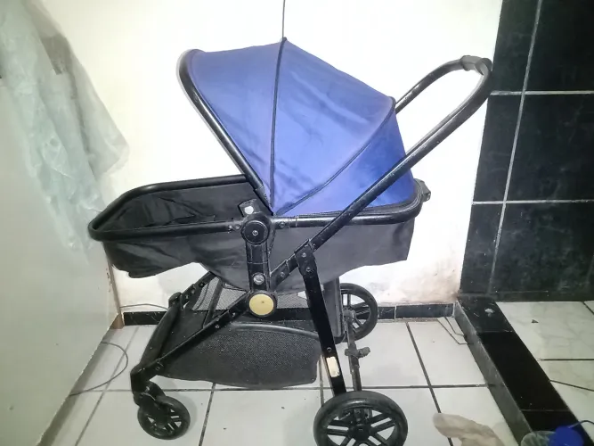 Vendo carrinho de Bebê valor 300,00 reais interessados chamar no PV.