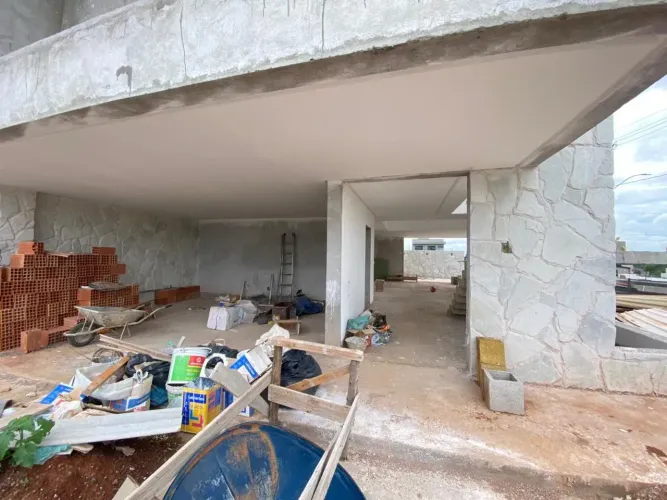 Excelente sobrado em construção contendo 4 suites no condomínio Jardins Versalhes