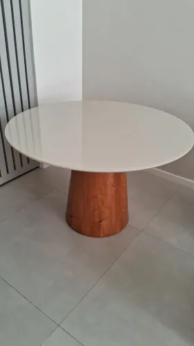 Mesa redonda madeira e vidro 