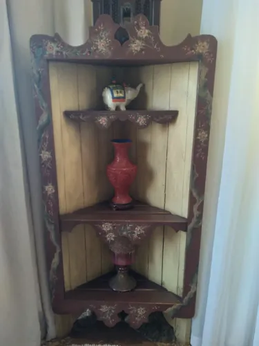 Estante Artesanal decorado com pintura manual