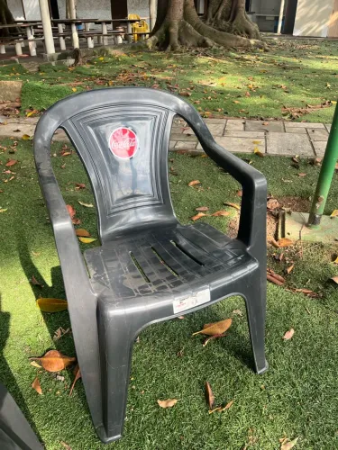 Poltrona de plástico preta