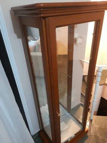 Estante em mogno com prateleiras de vidro. Dimensões 150x55x37cm