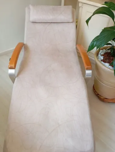 Poltrona Chaise em ótimo estado com rodinhas na parte da frente com trava Bege