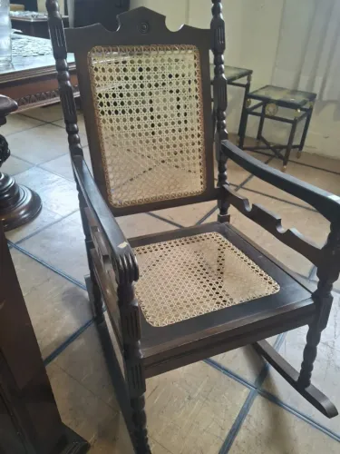 Cadeira antiga de balanço