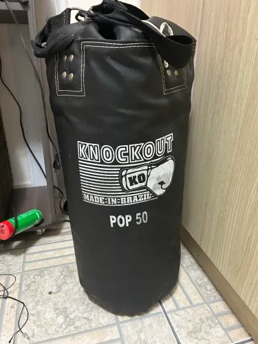Saco de boxe + par de luvas