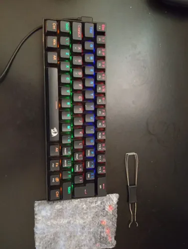 Teclado mecânico gamer LAKSHMI redragon 60% Rainbow preto vários modos de led