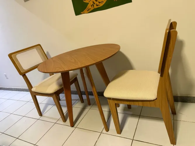 Mesa redonda (80cm) + 2 cadeiras estofadas 100% MDF