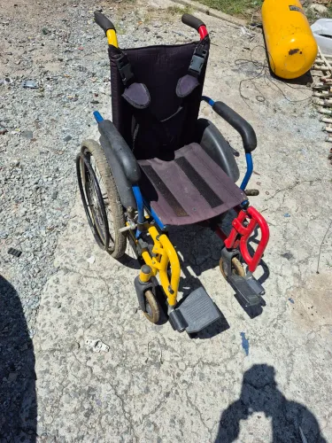 Cadeira de roda infantil para doação