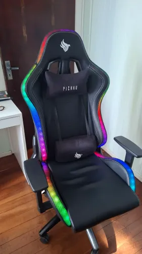 Cadeira Gamer Pichau Vienna S, RGB, cor preta, usada.