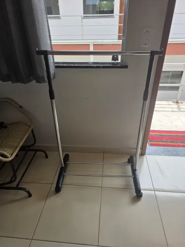 Vende se arara de roupas por 90 reais