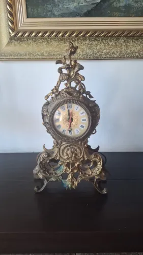 Relógio de Mesa Antigo em Bronze / Latão Estilo Rococó