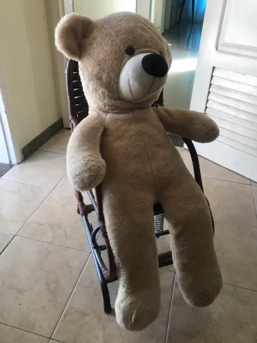 Cadeira de balanço e urso grande 