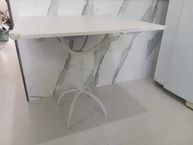 Mesa em Granito 80x80cm (amarelo maracujá). Apenas envelopada