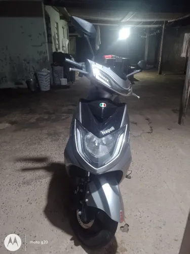 Vende se moto elétrica escuter 1 ano de uso  carregador original bateria de 1000 whts 