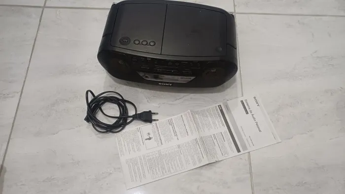 Radio com Cd marca Sony , leitor de pen drive. Cd COM DEFEITO . Aceito oferta