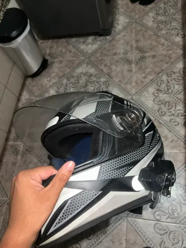 Vendo dois capacetes com narigueira e intercomunicador 