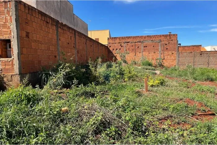 Terreno 200m² no Jardim Santa Isabel, perfeito para investimento.