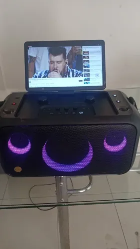 Vendo caixa de som nova comprada em dezembro parcelo no cartão a caixa vai com dois microf