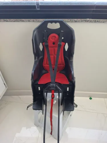 Cadeirinha infantil para fixação em bicicleta adulto.