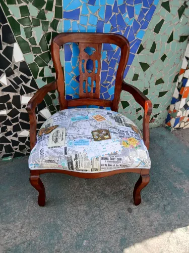 Venda poltrona retro ,toda restaurada estofados e espumas novas?uma peça única 