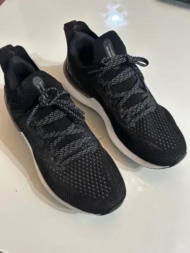 Tênis Under Armour Charged Quicker