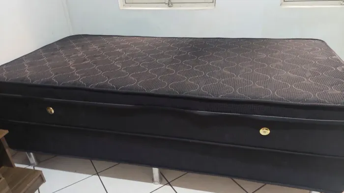 Cama box solteiro. Bem conservada.