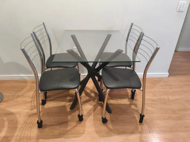 Mesa de vidro e 4 cadeiras ótimo estado