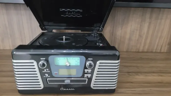 Vitrola, lindo toca discos de vinil, LP, com agulha ok, som antigo, 4x1