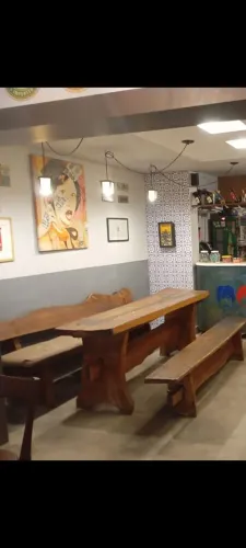 Vendo mesa de lei com 2 bancos