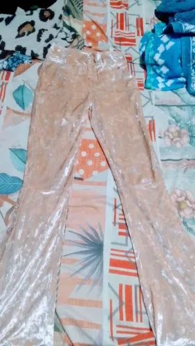 Vendo calça laicra boca larga usada em estado de novo. Usei só duas vezes