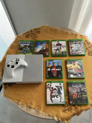 Xbox one S, 2 controles originais + 8 jogos.