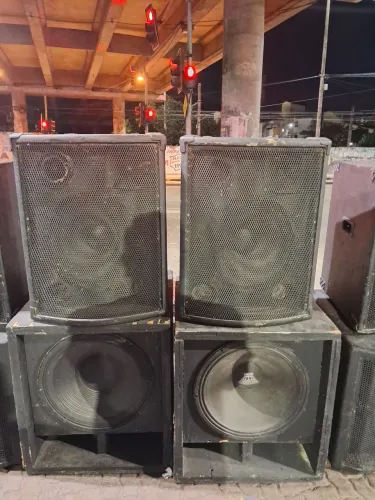 Som p DJ, duas sub 18" de 800w, duas caixas de alta, 01 amplificador e 01 mesa de 4 canais