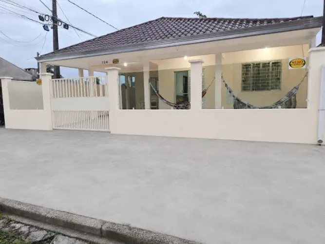 Casa no litoral com piscina em Caiobá 3 quartos
