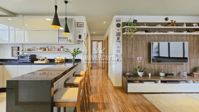 Apartamento semi-mobiliado de 99 m² privativo com 3 dormitórios sendo 1 suíte e 2 vagas de