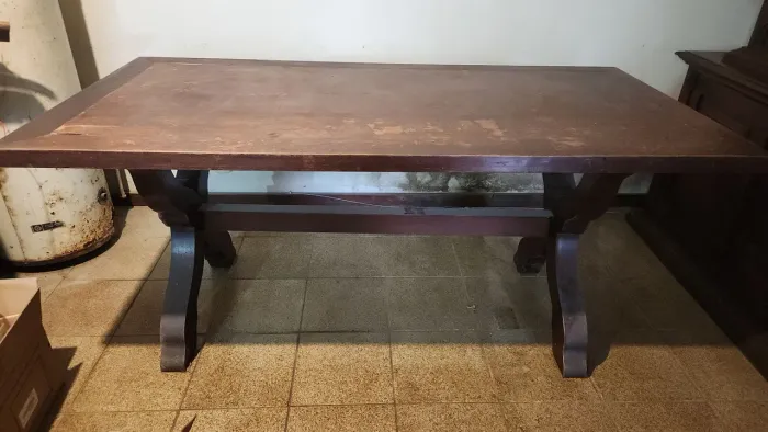 Mesa colonial 1,79m x 0,88m, antiga, em madeira maciça.
