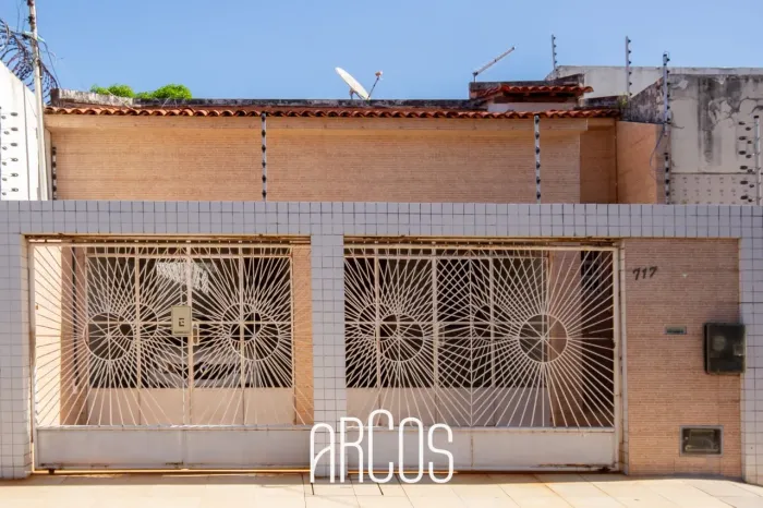 Casa com 2 pavimentos, no Bairro 13 de Julho