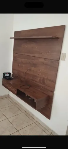 painel para TV suspenso amadeirado
