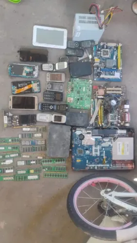 Peças de celulares e placas para retirada de peças