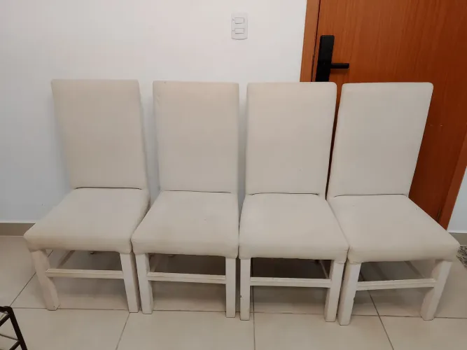 Vendo 4 cadeiras de madeira