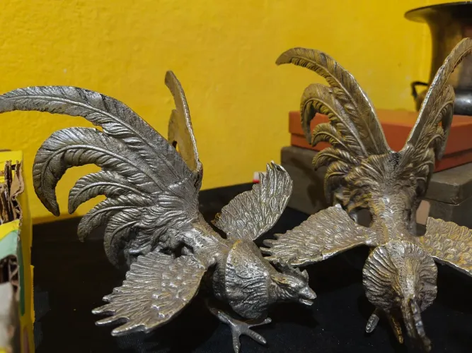 Par de galos de briga em metal.